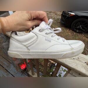 Vans Women’s Seldan White leather Skate shoes size 8